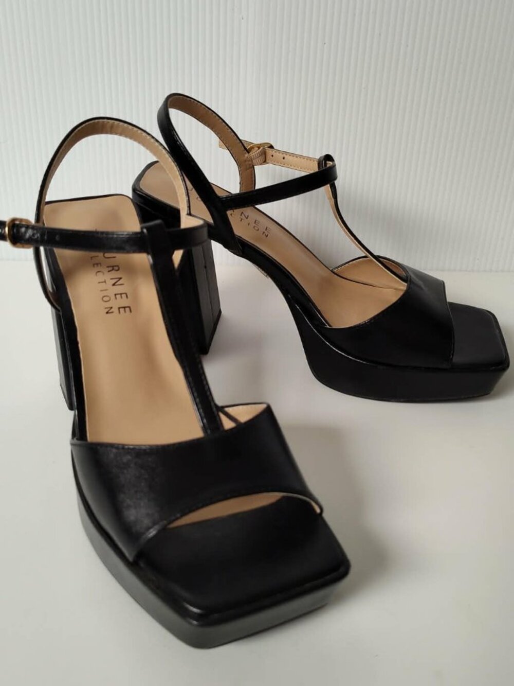 Journee 'Parson' Black platform sandal with square toe and T-strap size 8M